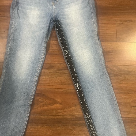 G H Bass & Co Light Blue Cropped Jeans with frayed edges - Picture 2 of 9